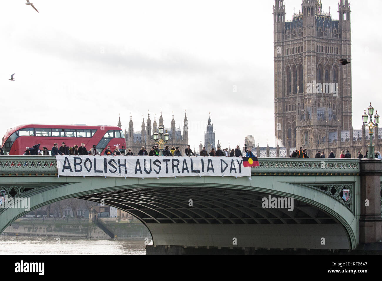 London, Großbritannien. 25. Januar, 2019. Aktivisten drop ein Banner von Westminster Bridge, im Blick auf die Häuser des Parlaments, für die Abschaffung von Australien Tag der Kundgebungen in jedem australischen Stadt morgen an. Die Veranstaltung wurde in Solidarität mit den Aborigines und Torres Strait Islander Wer Australien Tag, ein Tag feiert die Besiedlung von Australien, ein Tag der Trauer eher als ein Tag der Feier werden organisiert. Credit: Mark Kerrison/Alamy leben Nachrichten Stockfoto