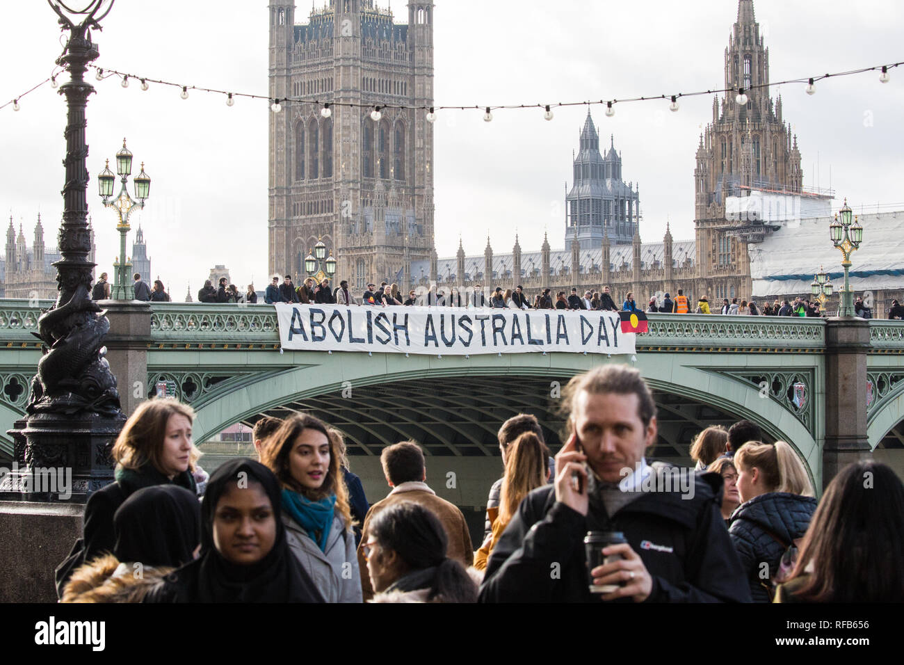 London, Großbritannien. 25. Januar, 2019. Aktivisten drop ein Banner von Westminster Bridge, im Blick auf die Häuser des Parlaments, für die Abschaffung von Australien Tag der Kundgebungen in jedem australischen Stadt morgen an. Die Veranstaltung wurde in Solidarität mit den Aborigines und Torres Strait Islander Wer Australien Tag, ein Tag feiert die Besiedlung von Australien, ein Tag der Trauer eher als ein Tag der Feier werden organisiert. Credit: Mark Kerrison/Alamy leben Nachrichten Stockfoto