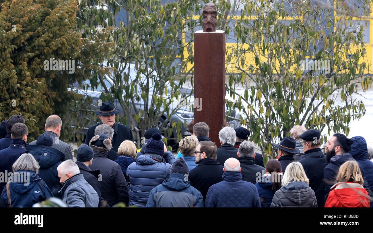 Magdeburg, Deutschland. 25 Jan, 2019. Während der Zeremonie, die Teilnehmer stehen vor der Gedenkstätte für die Opfer des 'Magda' kz-Lager. An vielen Orten in Sachsen-anhalt die Opfer des Nationalsozialismus erinnert am Freitag. Credit: Peter Gercke/dpa-Zentralbild/dpa/Alamy leben Nachrichten Stockfoto