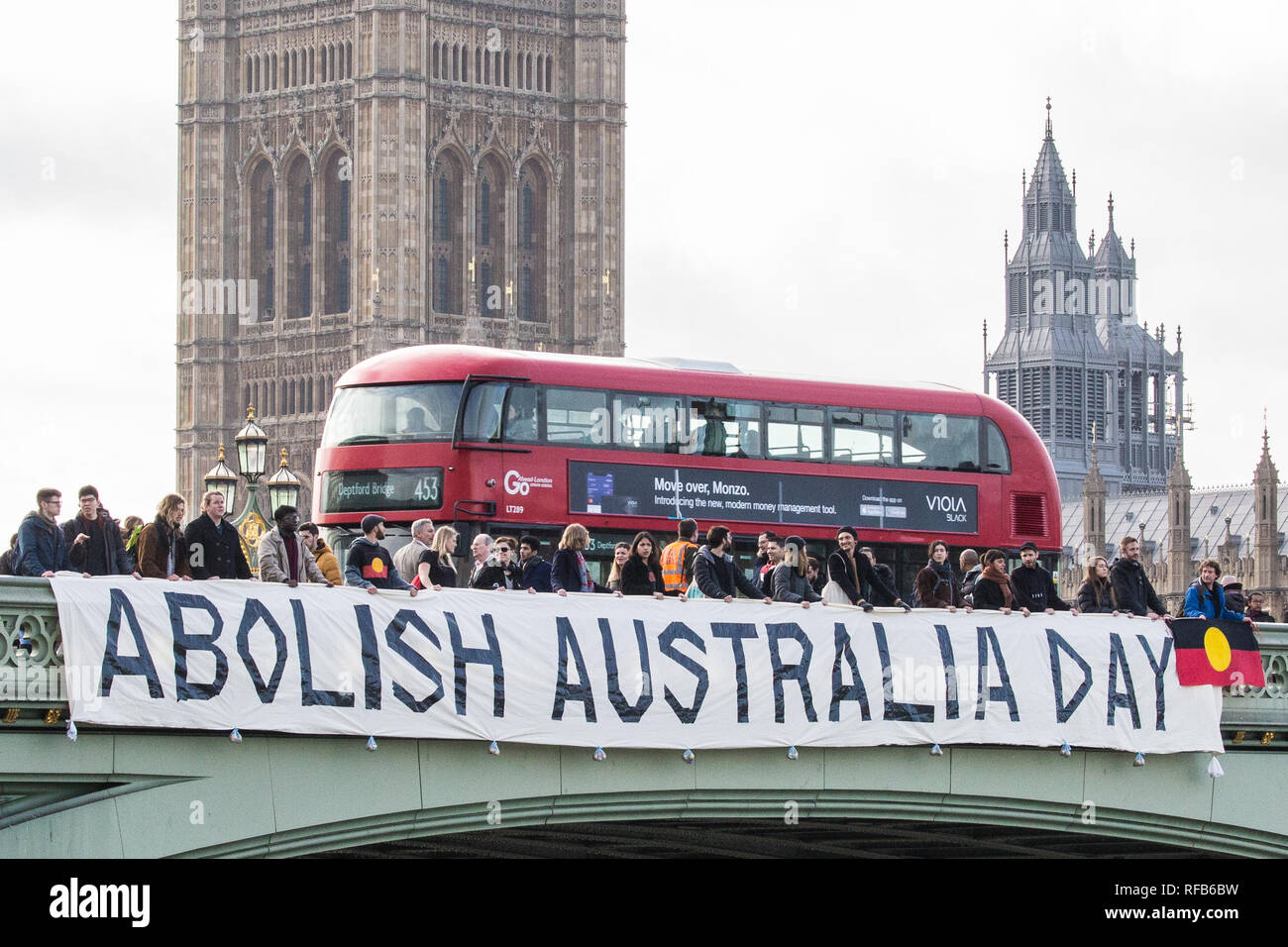 London, Großbritannien. 25. Januar, 2019. Aktivisten drop ein Banner von Westminster Bridge, im Blick auf die Häuser des Parlaments, für die Abschaffung von Australien Tag der Kundgebungen in jedem australischen Stadt morgen an. Die Veranstaltung wurde in Solidarität mit den Aborigines und Torres Strait Islander Wer Australien Tag, ein Tag feiert die Besiedlung von Australien, ein Tag der Trauer eher als ein Tag der Feier werden organisiert. Credit: Mark Kerrison/Alamy leben Nachrichten Stockfoto