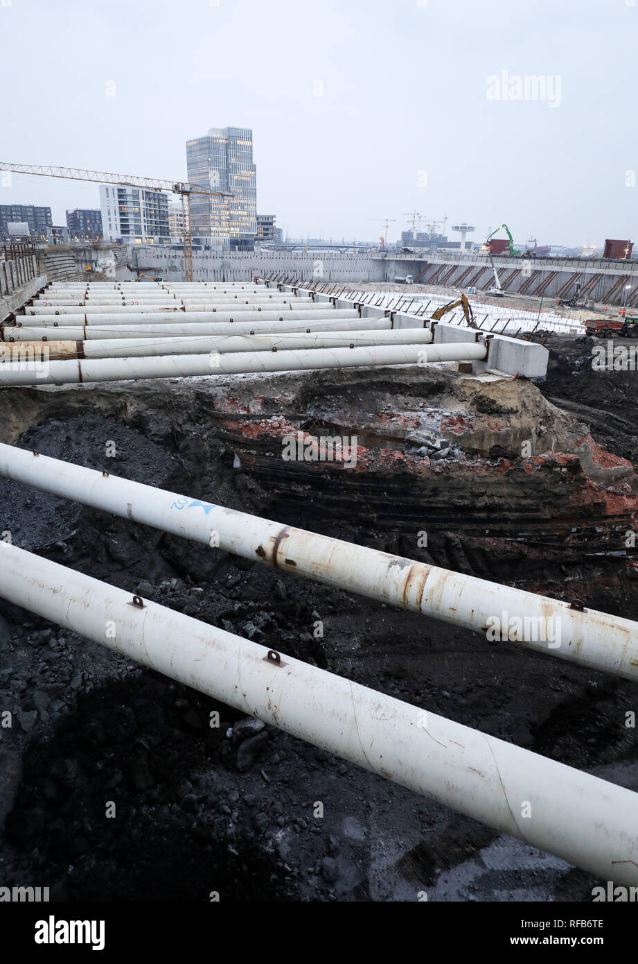 Hamburg, Deutschland. 24 Jan, 2019. Arbeitnehmer sind unterwegs in die Baugrube für den südlichen Überseequartier in der Hafencity. In Hamburgs größte Baugrube in der Hafencity, Hochbau beginnt. Der Komplex von 14 Gebäuden, bestehend aus Einzelhandel, Gastronomie, Büros, drei Hotels, ein Cruise Terminal und 650 Apartments, die Fertigstellung ist für Herbst 2022 geplant. (Dpa' eigenen Betonmischanlage für weitere Bau von Überseequartier" vom 25.01.2019) Credit: Christian Charisius/dpa/Alamy leben Nachrichten Stockfoto