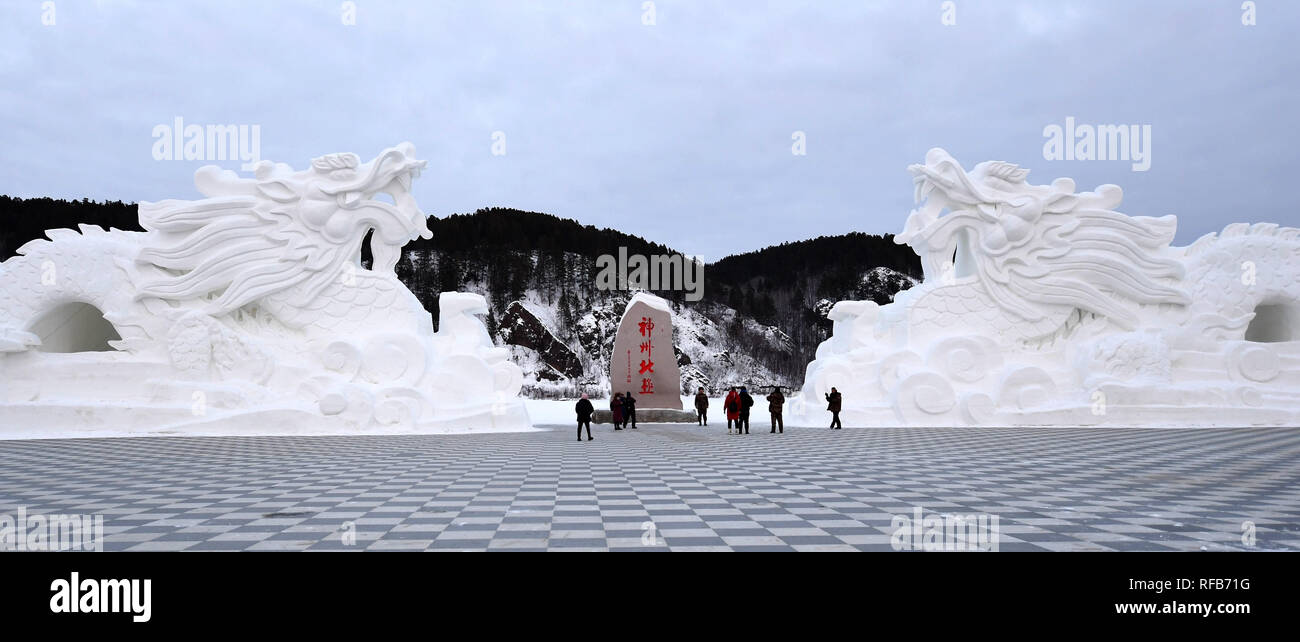 (190125) -- MOHE, Jan. 25, 2019 (Xinhua) - Touristen besuchen einen malerischen Ort in China die nördlichste Beiji Dorf Mohe Stadt, im Nordosten der chinesischen Provinz Heilongjiang, Jan. 24, 2019. Mohe grüßt die Hochsaison für Tourismus als Winter kommt. (Xinhua / Wang Yuguo) Stockfoto