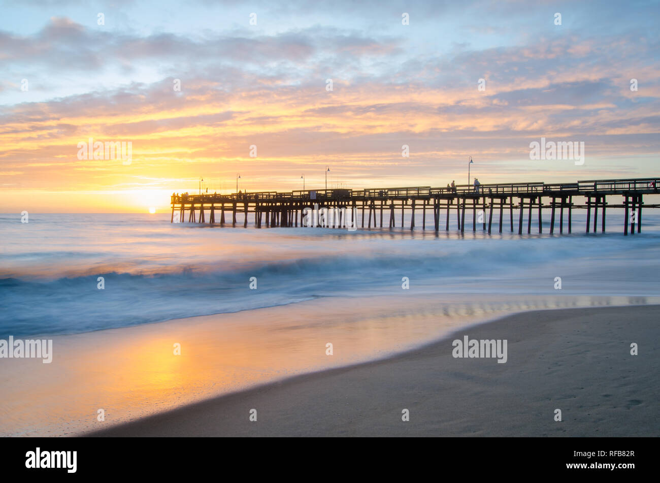 Schön, Sonnenaufgang am Sandbridge Pier in Virginia Beach, Virginia Stockfoto