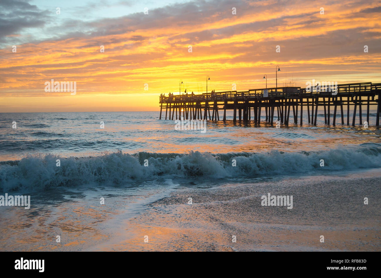 Schön, Sonnenaufgang am Sandbridge Pier in Virginia Beach, Virginia Stockfoto