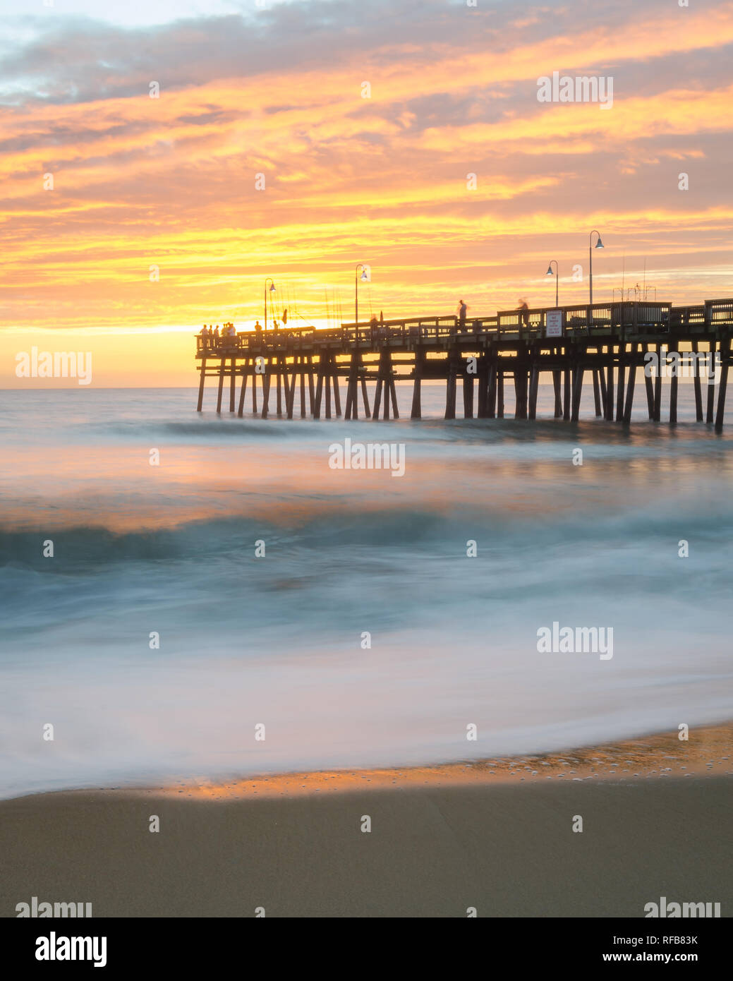 Schön, Sonnenaufgang am Sandbridge Pier in Virginia Beach, Virginia Stockfoto