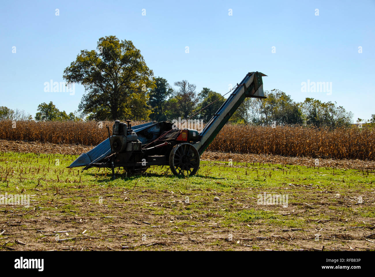 Amish Erntemaschinen Sitzgelegenheiten im Bereich an einem sonnigen Herbsttag Stockfoto