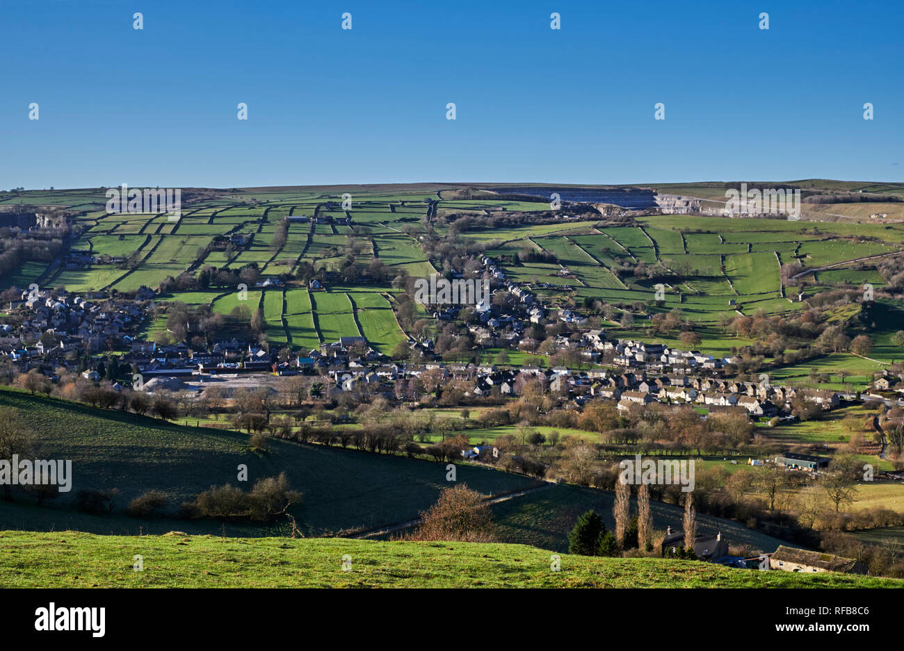 Dorf Bradwell durch Felder mit Trockenmauern umgeben. Nationalpark Peak District, Derbyshire, England. Stockfoto