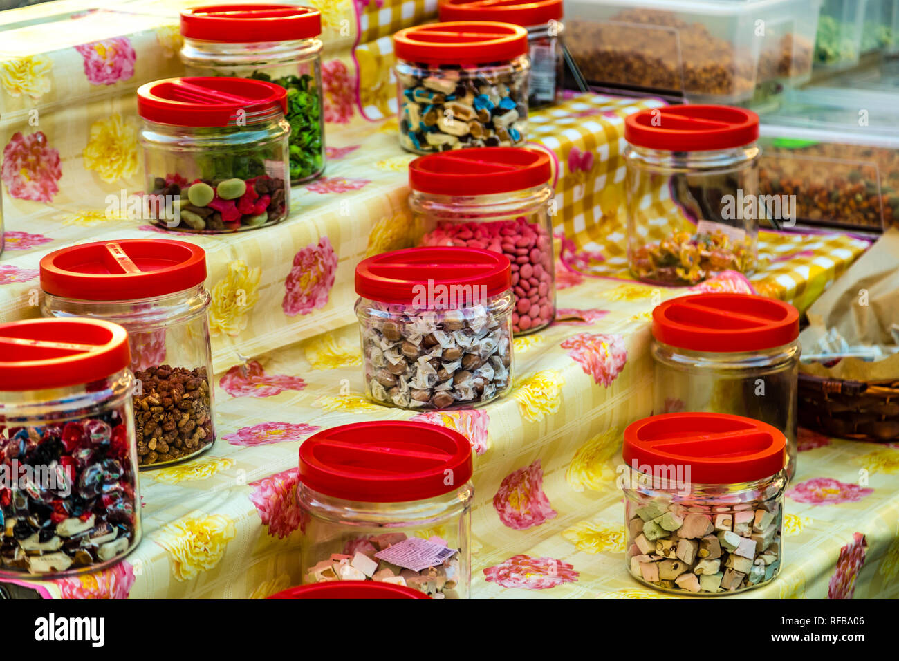 Rom, Italien, 4. JANUAR 2019: Gläser Bonbons für Verkauf auf Regalen in Italienisch shop Stockfoto