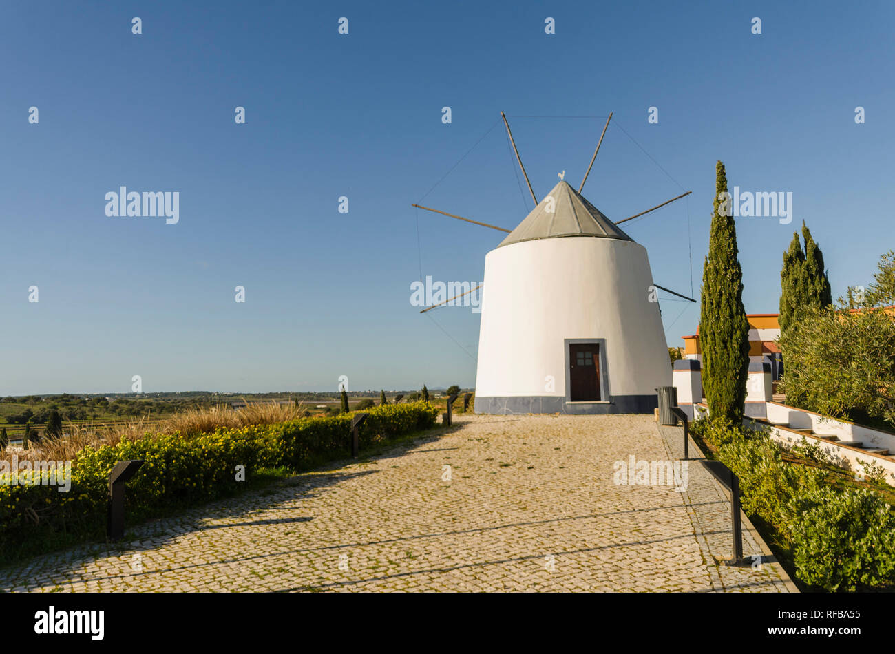 Castro Marim, Portugal, traditionelle portugiesische Windmühle bei Castro marim, Algarve, Portugal. Stockfoto