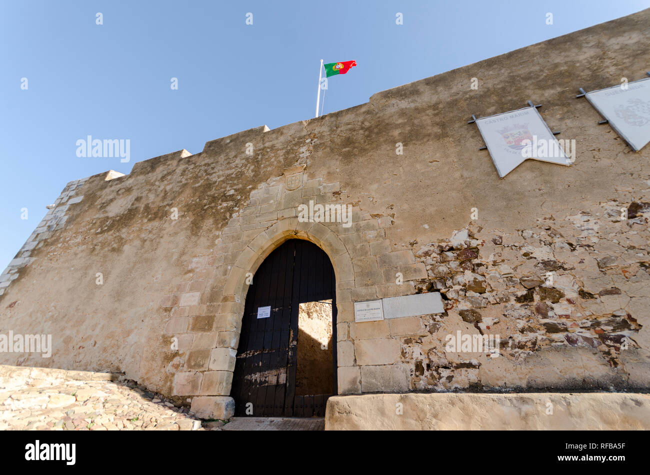 Castro Marim, Portugal, Eingang der mittelalterlichen Burg von Castro Marim, Algarve, Portugal. Stockfoto