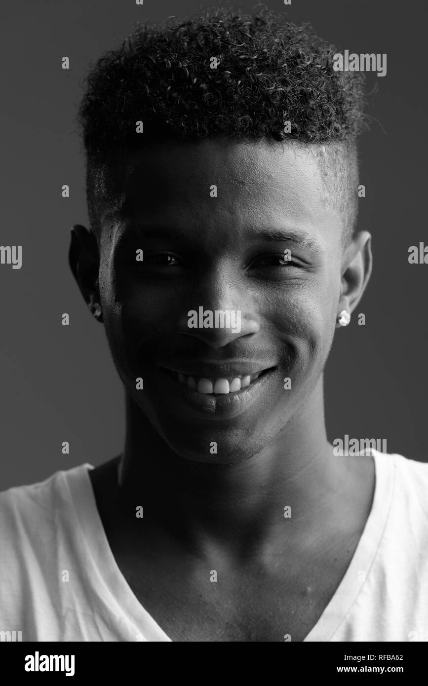Gesicht der Jungen glücklich afrikanischen Mann an der Kamera auf der Suche Stockfoto