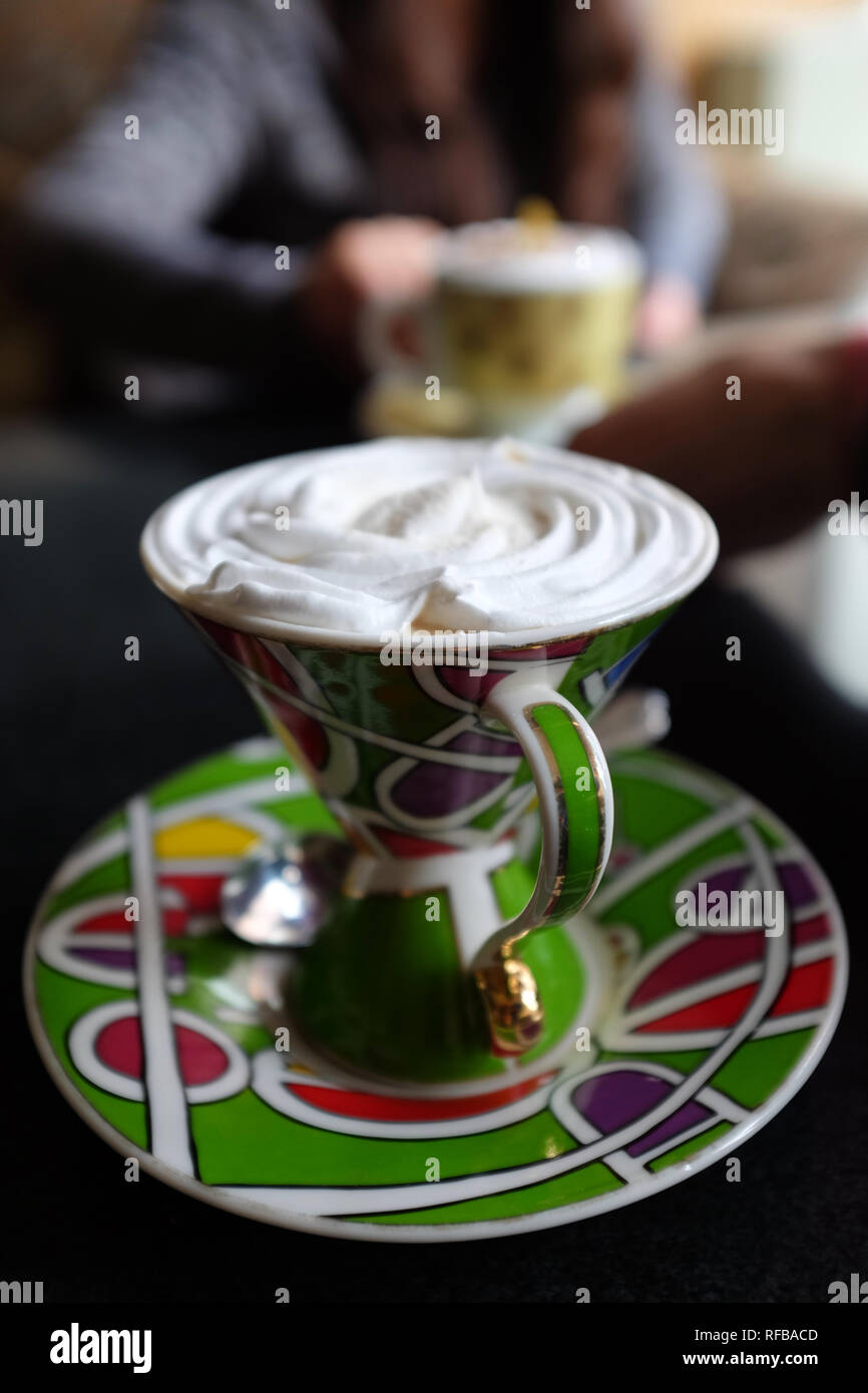 Kaffee mokka Ice Blended mit Sahne auf einem Tisch in einer schönen Schale Stockfoto