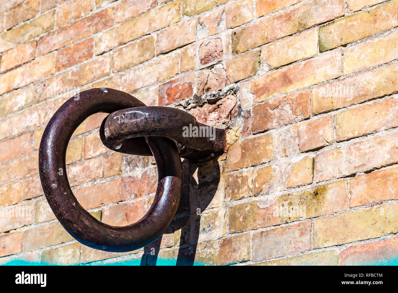 Rostigem Eisen Ring an der alten Mauer Kühe und Pferde zu binden Stockfoto