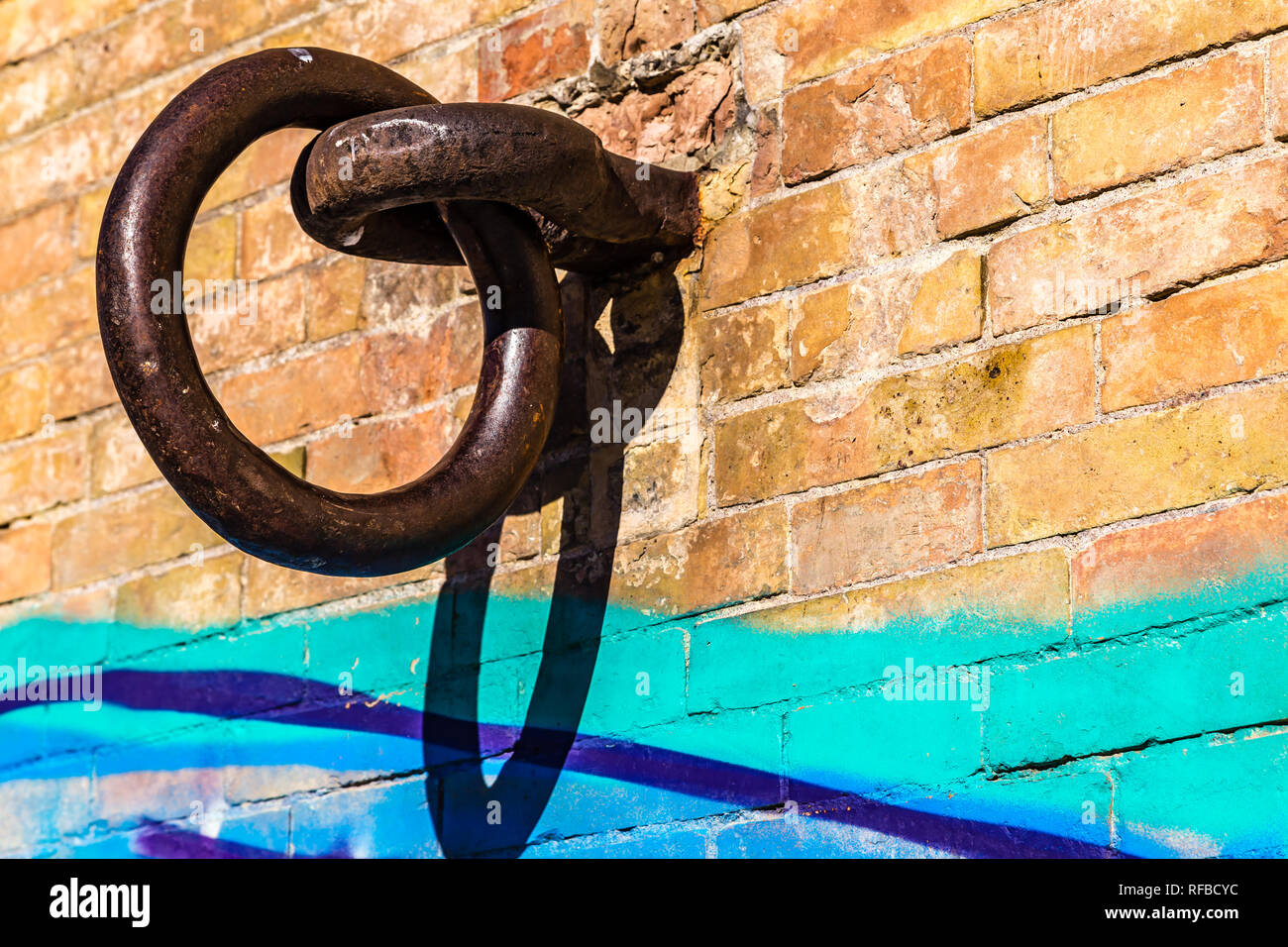 Rostigem Eisen Ring an der alten Mauer Kühe und Pferde zu binden Stockfoto