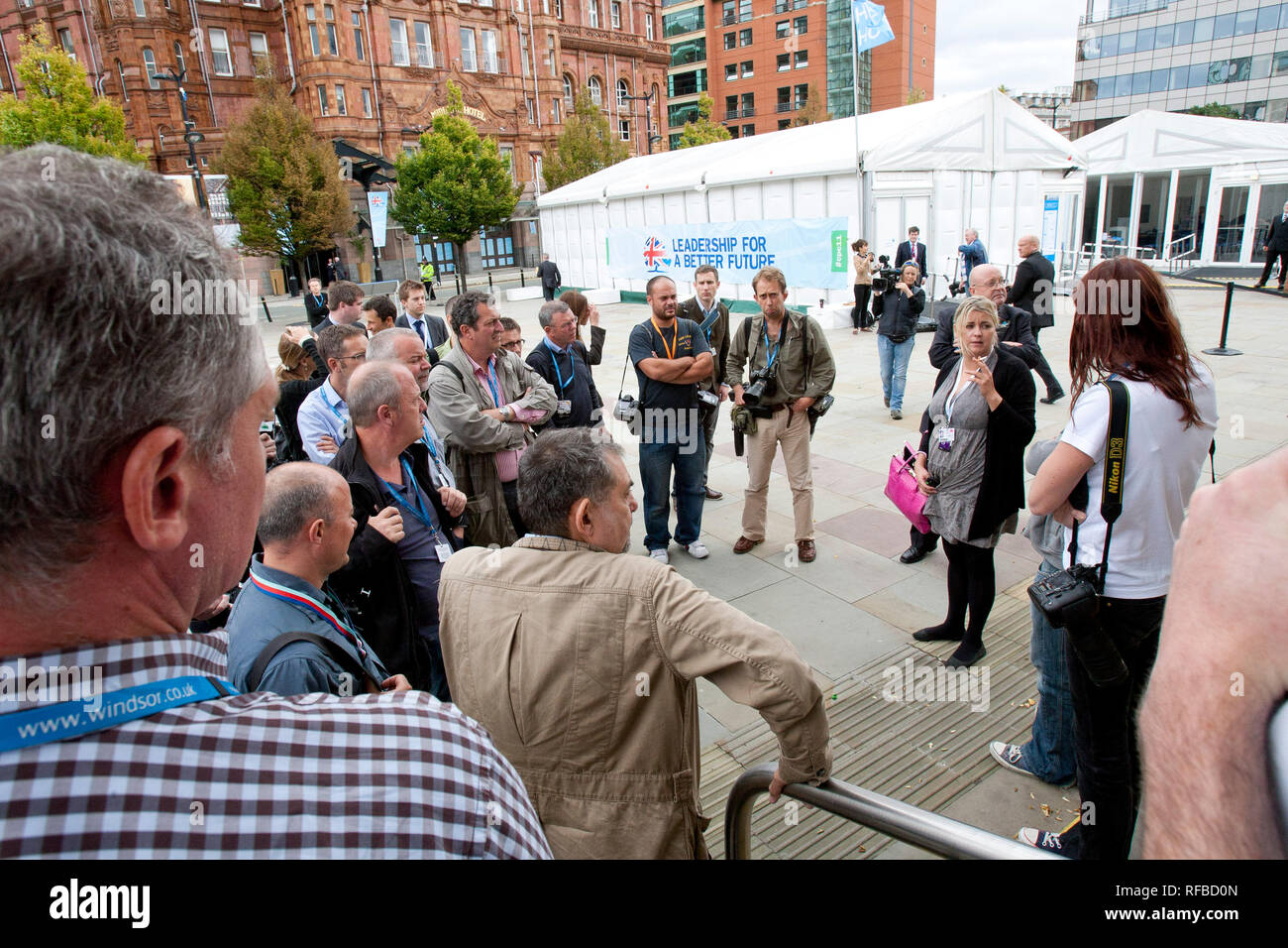 Politische Berater von Premierminister David Cameron, Liz Sugg (R) Schriftsatz Fotografen auf dem Parteitag der Konservativen in Manchester. Oktober 2011. Stockfoto