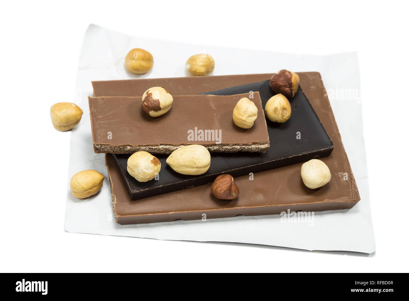 Schokolade mit Haselnüssen auf weißem Hintergrund Stockfoto