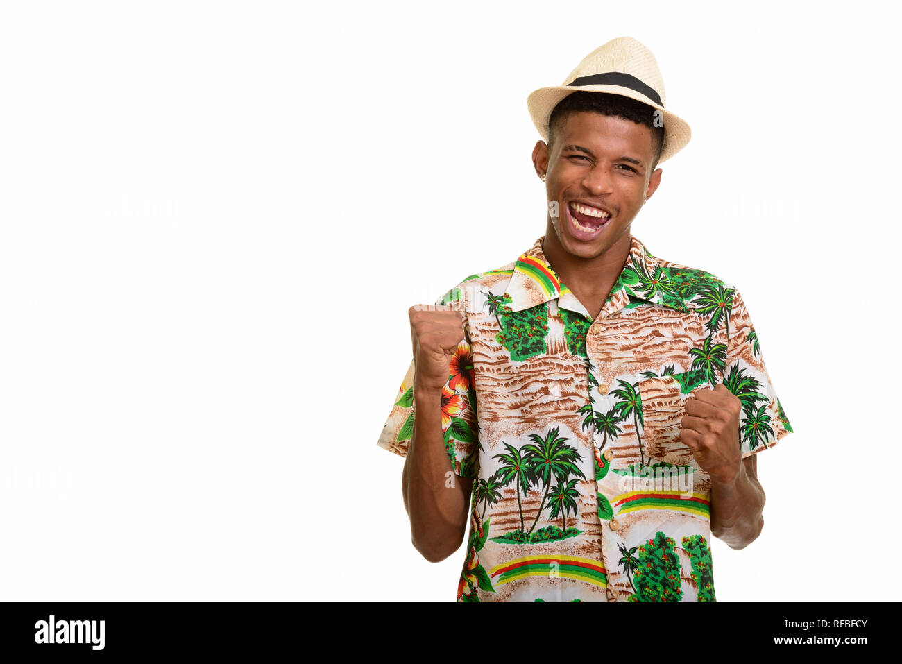 Junge glücklich afrikanischer Mann aufgeregt, bereit für den Urlaub Stockfoto