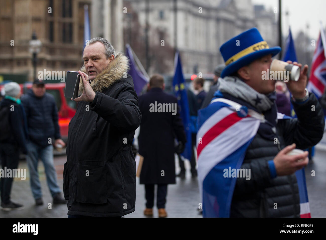 Bleiben Demonstranten vor Houses of Parliament in London, demonstrieren in der EU am 29. März 2019 gegen das Ergebnis des Referendums zu bleiben. Stockfoto