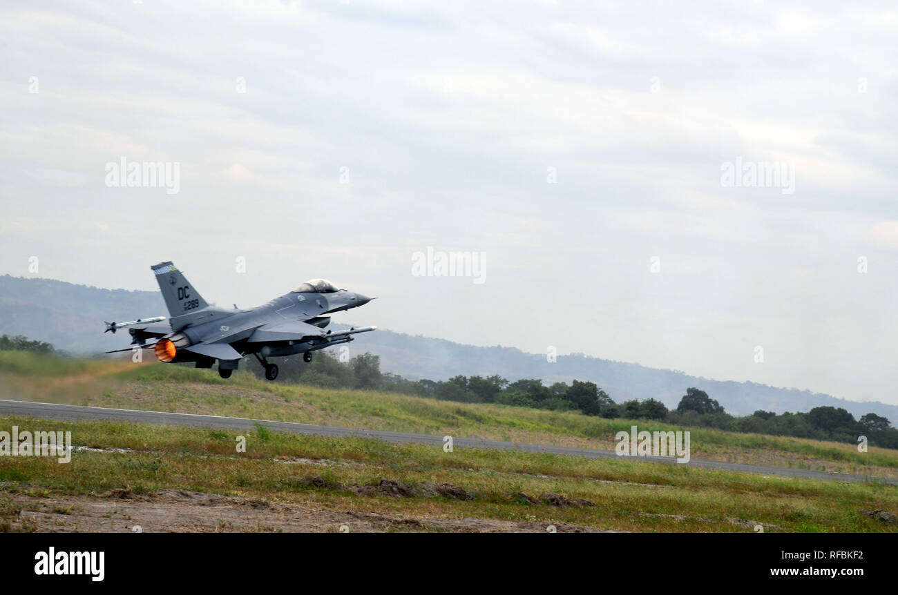 Ein US Air Force F-16 Fighting Falcon bereitgestellt von kunsan Air Base, Korea, nimmt während der Bilateralen Luft bedingten Exchange-Philippines (BACE-P) im Cesar Basa Air Base, Philippinen, 21.01.2019. Dies ist der siebte Iteration von BACE-P von US Pacific Command gegründet und von der Zentrale pazifische Luftwaffen ausgeführt. Die Einbeziehung der F-16 in dieser Iteration wird die Luft-/Luft- und Luft-/Boden- Zusammenspiel Training mit FA-50 s von PAF. (U.S. Air Force Foto: Staff Sgt. Anthony Klein) Stockfoto