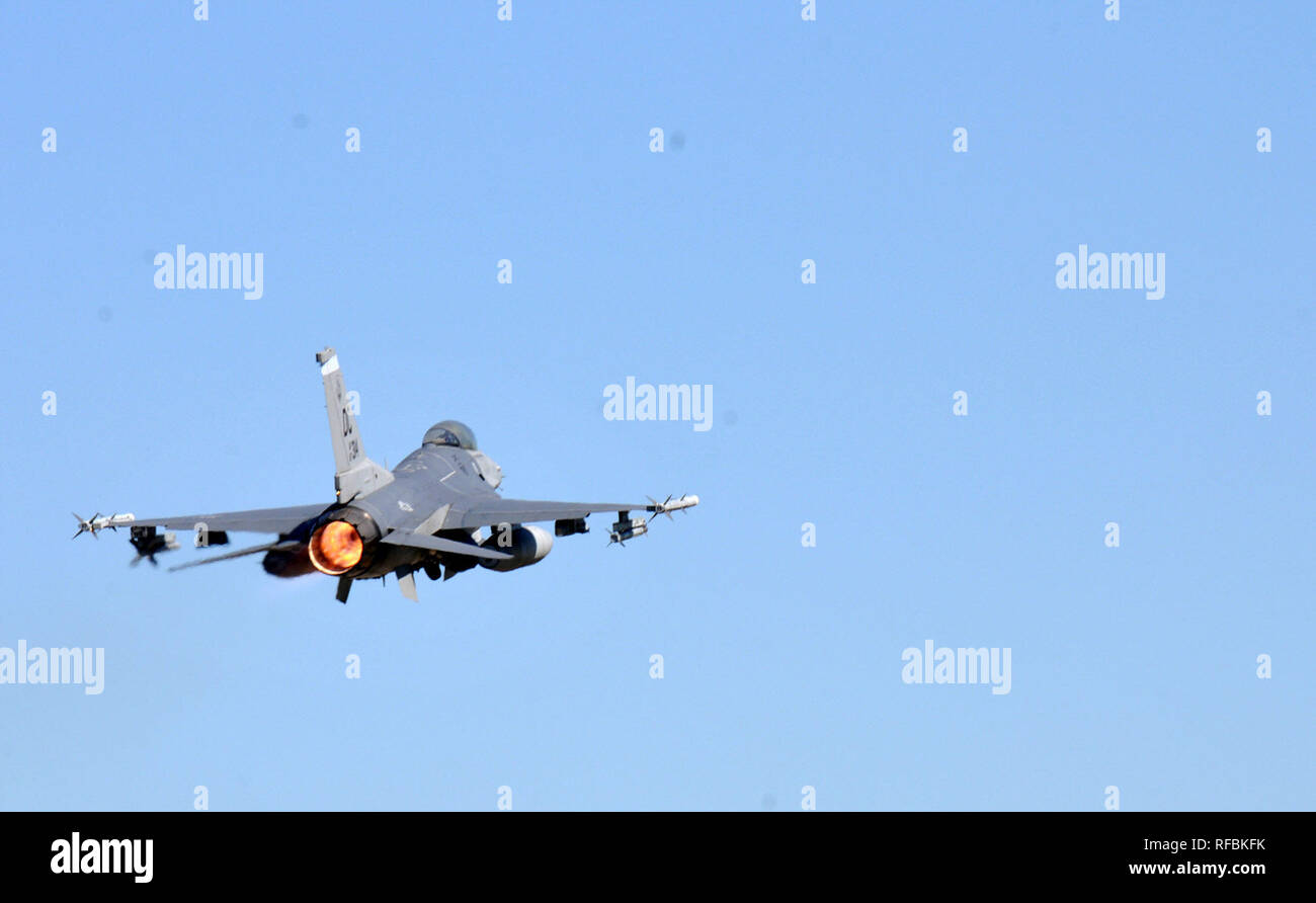 Ein US Air Force F-16 Fighting Falcon bereitgestellt von kunsan Air Base, Korea, nimmt während der Bilateralen Luft bedingten Exchange-Philippines (BACE-P) im Cesar Basa Air Base, Philippinen, Jan. 22, 2019. Dies ist der siebte Iteration von BACE-P von US Pacific Command gegründet und von der Zentrale pazifische Luftwaffen ausgeführt. Die Einbeziehung der F-16 in dieser Iteration wird die Luft-/Luft- und Luft-/Boden- Zusammenspiel Training mit FA-50 s von PAF. (U.S. Air Force Foto: Staff Sgt. Anthony Klein) Stockfoto