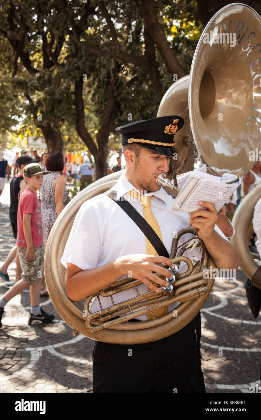 Marching Brass Musiker Tuba spielen beim Spaziergang auf der Promenade in  Maiori Stockfotografie - Alamy