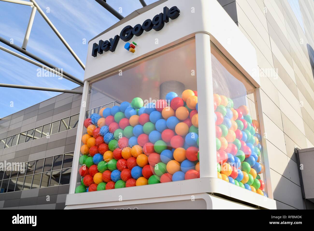 Lange Zeilen für Preise, von riesigen Gumball machine Förderung "Hey Google" Google Assistant auf der CES, die weltweit größte Verbraucher tech Show, Las Vegas, USA Stockfoto