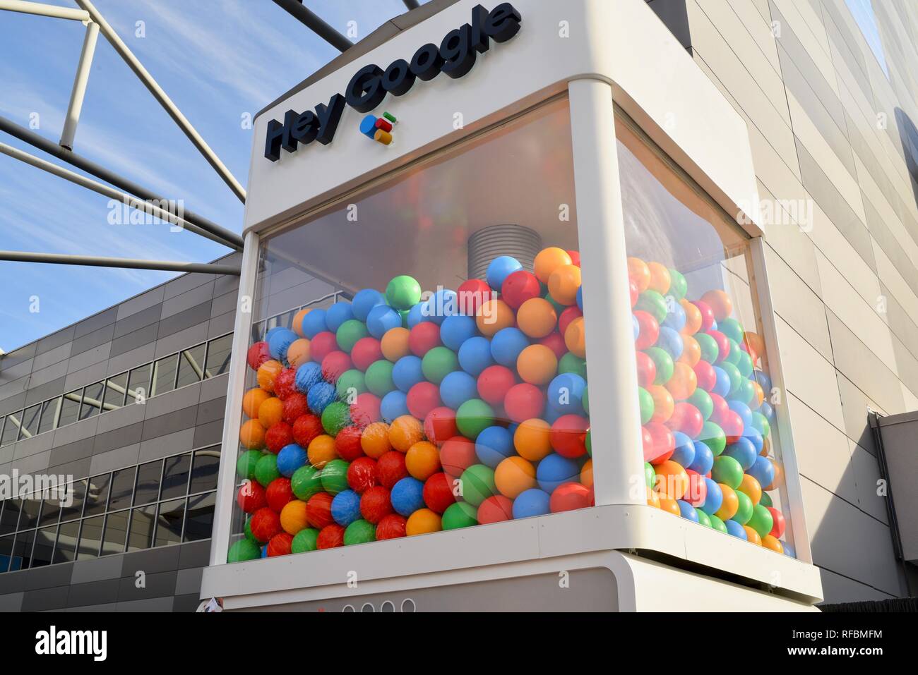 Lange Zeilen für Preise, von riesigen Gumball machine Förderung "Hey Google" Google Assistant auf der CES, die weltweit größte Verbraucher tech Show, Las Vegas, USA Stockfoto