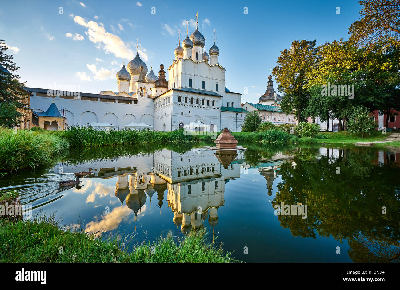 Teich und Reflexion im Garten des Kremls Rostow der große, Goldener Ring, Russland Stockfoto