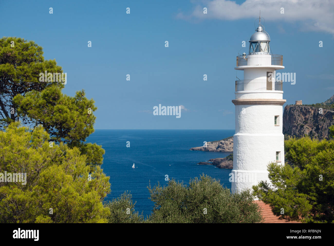 Cap Gros Leuchtturm auf Hügel in Port Soller, Mallorca, Spanien Stockfoto