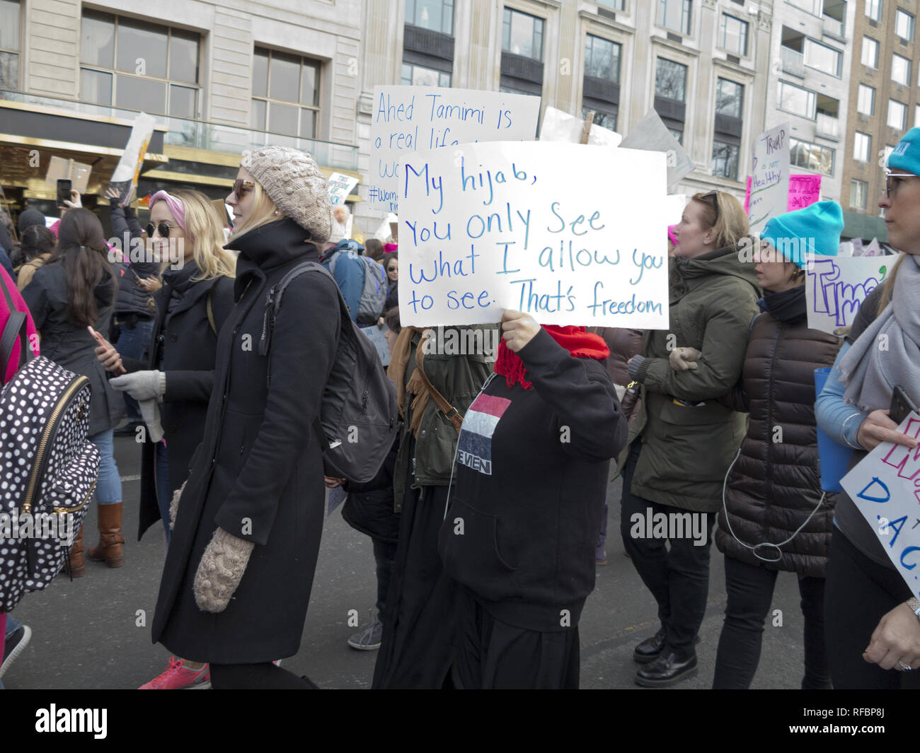 Hunderte von Tausenden New Yorkern März der Frauen in New York City besuchte auf der 1-jährigen Jubiläum von Donald Trump innauguration, 31.01.20, Stockfoto