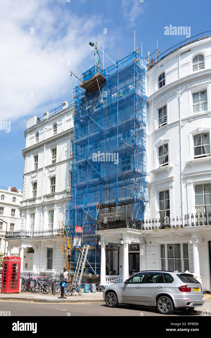 Renovierung mit Gerüst, Prince's Square, Bayswater, Westminster, London, England, Vereinigtes Königreich Stockfoto