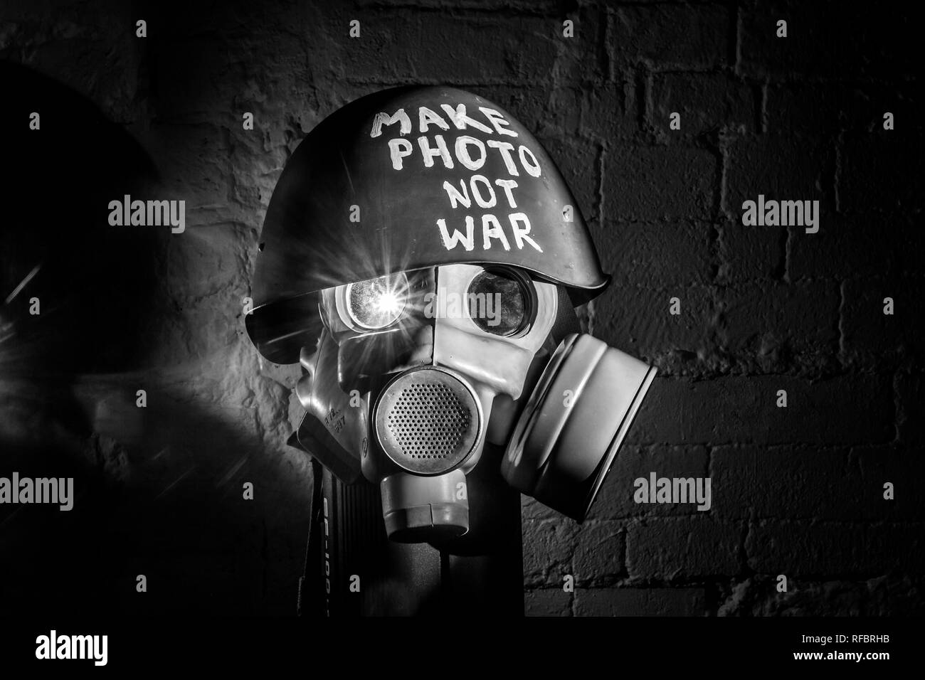 Kunst Bild eines militärischen Gasmaske auf einer weißen Wand mit Schatten  mit Flash mit der Aufschrift machen Foto nicht Krieg auf Vaterland defender  Tag Stockfotografie - Alamy