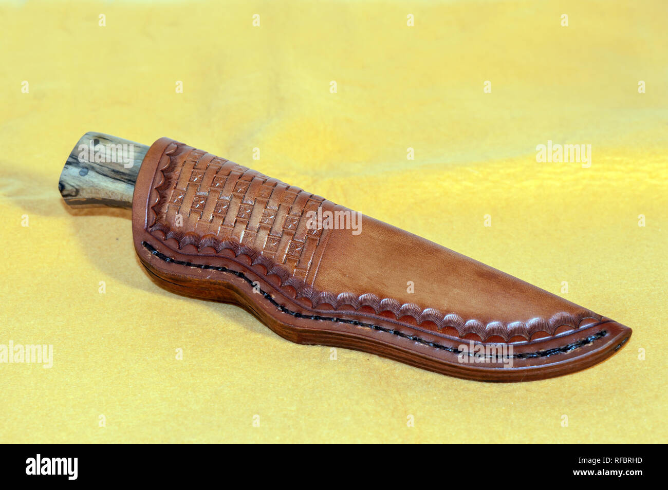 Ein taschenmesser in einem Custom Fit Lederscheide auf gelbem Hintergrund  Stockfotografie - Alamy