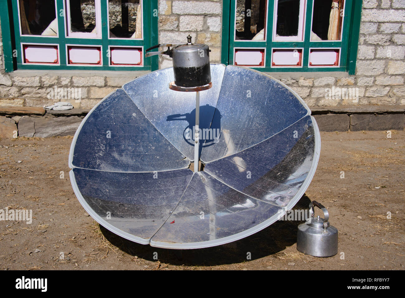 Solarkocher in der Everest Region Nepal Stockfotografie - Alamy