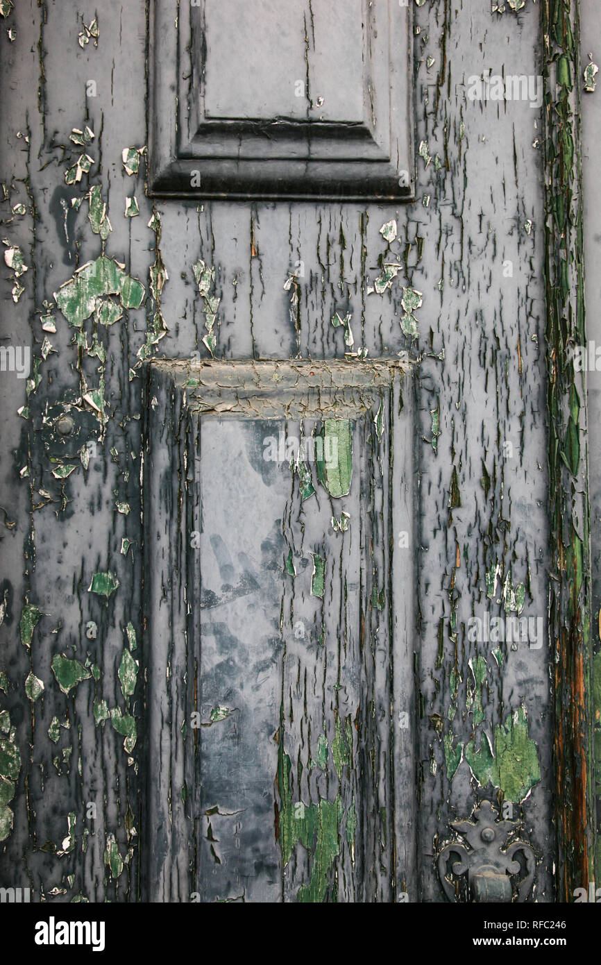 Ein verwittertes bemalte hölzerne Tür für Hintergrund verwenden. Stockfoto