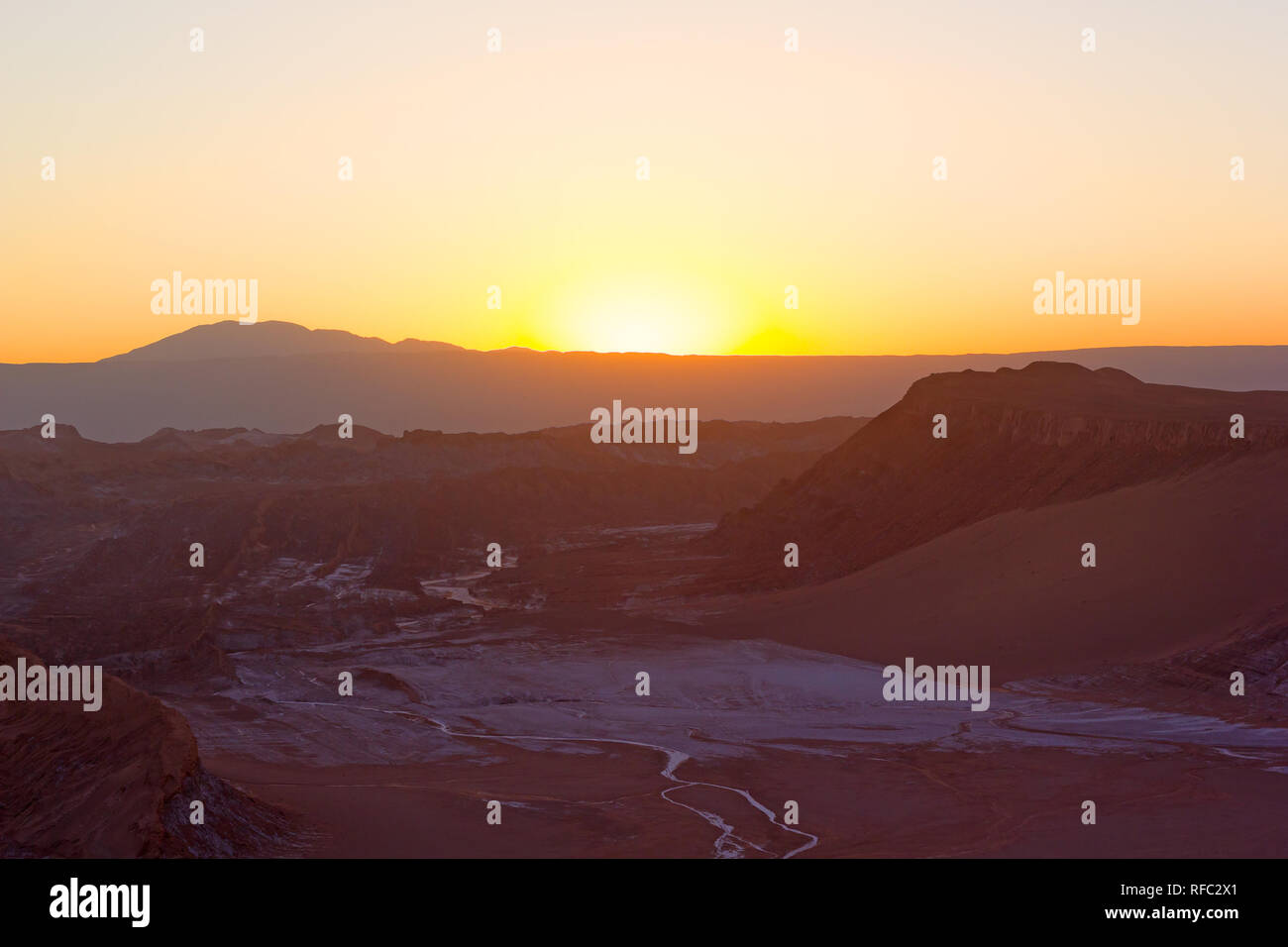 Helle Farben des Sonnenuntergangs über die Berge in der Ferne ridge in der Atacama-wüste, Chile, Südamerika. Panorama von der großen Höhe Wüste bei Sonnenuntergang Stockfoto