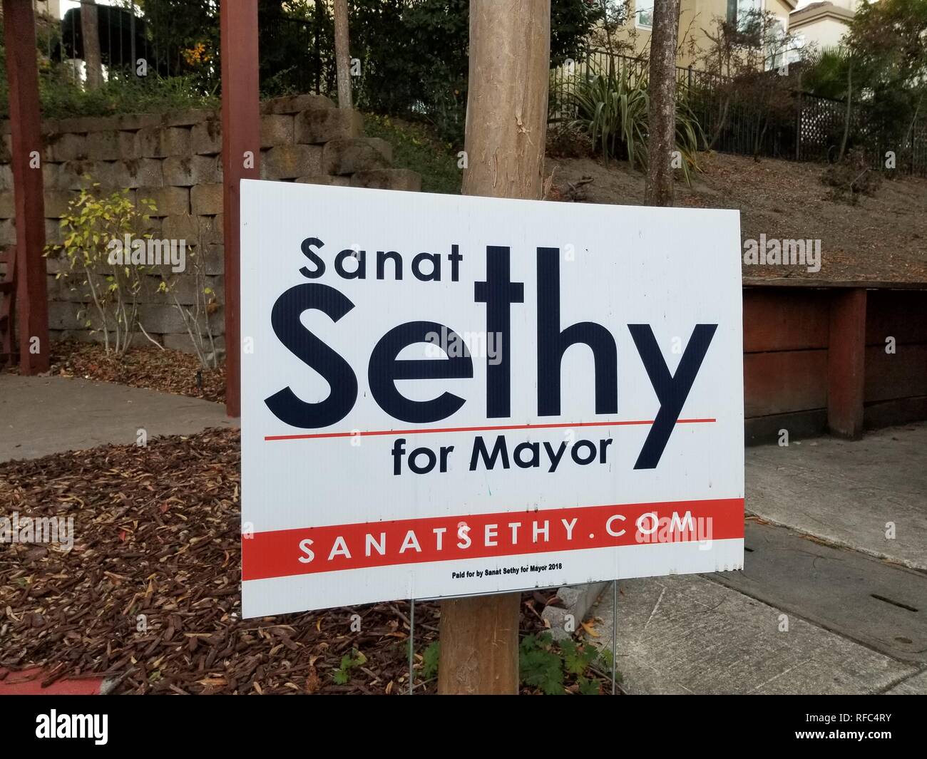 Nahaufnahme der politischen Kampagne Zeichen für lokale Bürgermeisterkandidat Sanat Sethy in San Ramon, Kalifornien, 30. Oktober 2018. () Stockfoto