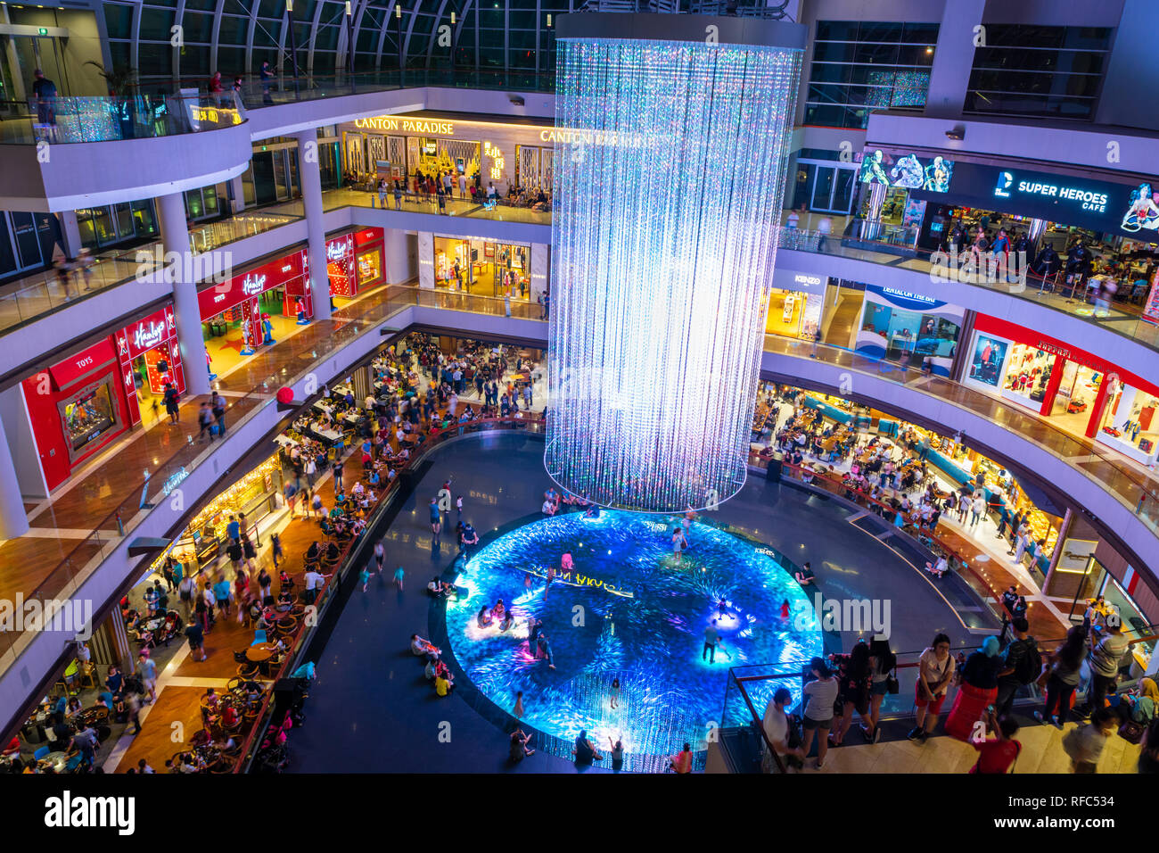 Singapur - Januar 2019: Marina Bay Sands Shopping mall Innenarchitektur. Marina Bay Sands ist eine integrierte Resort liegt an der Marina Bay in Singap Stockfoto