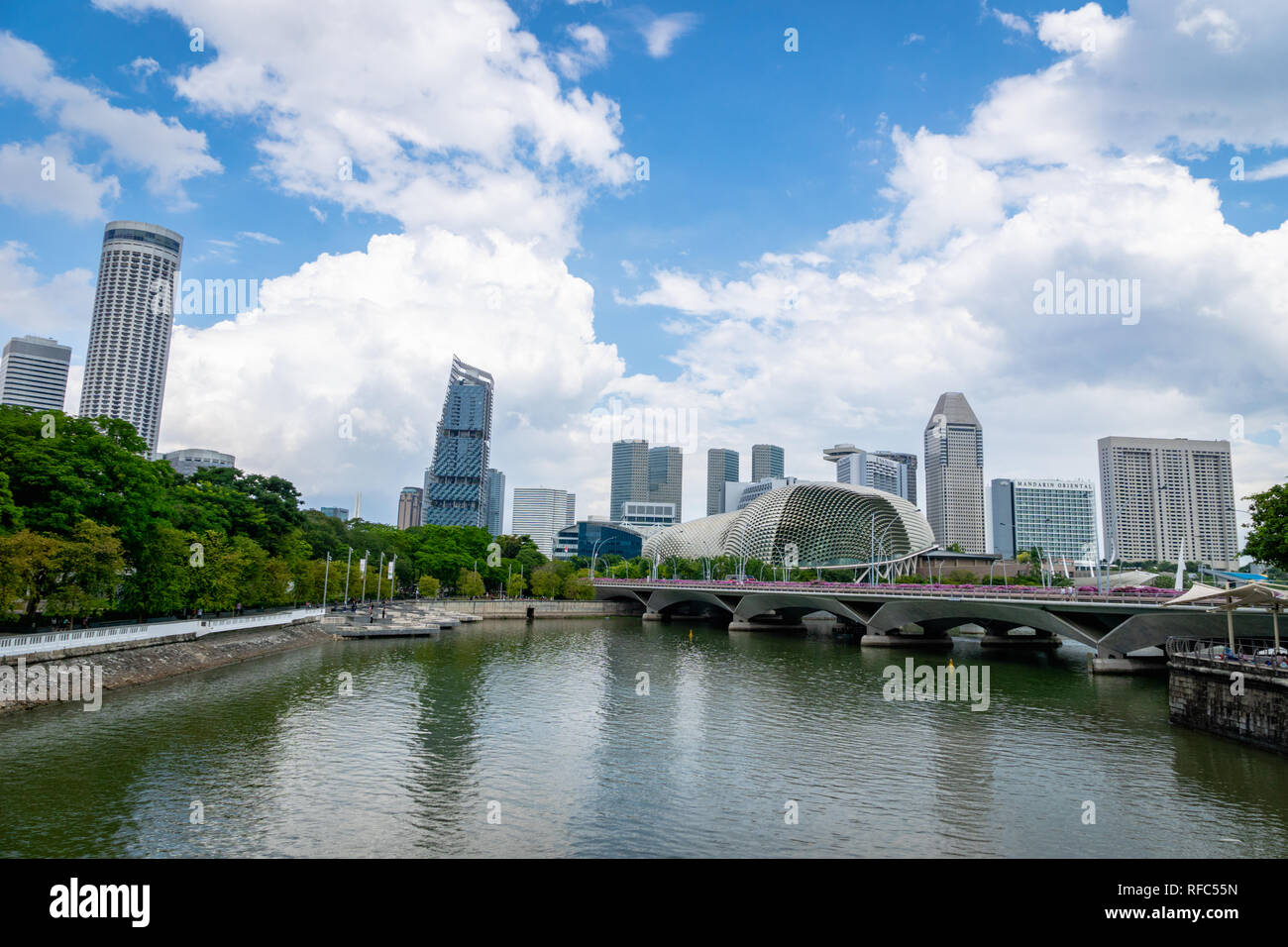 Singapur - Januar 2019: Singapur mit Blick aufs Wasser mit dem Boot auf dem Fluss mit Marina Bay Sands im Hintergrund. Singapur City Center Stockfoto