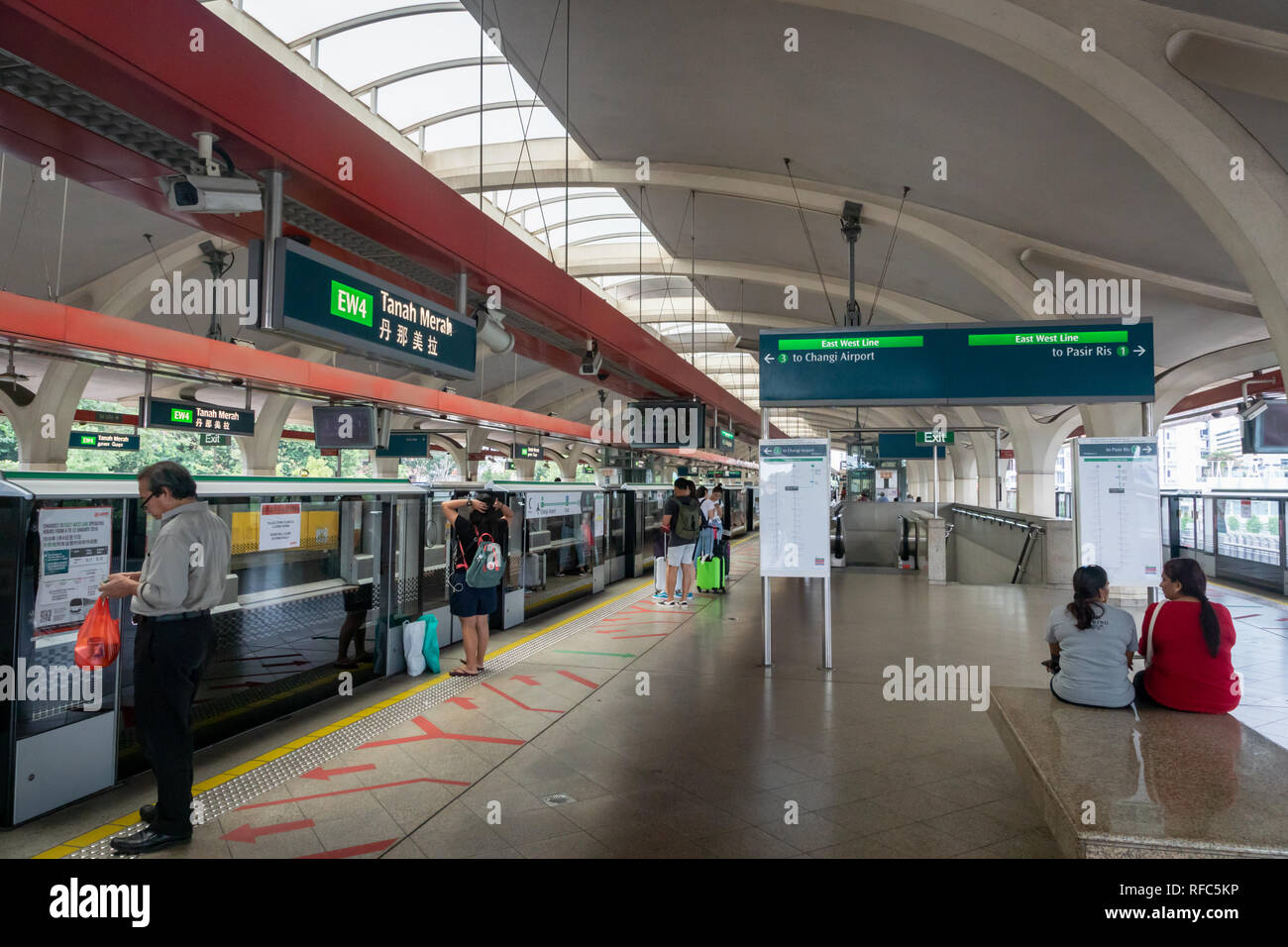 Singapur - Januar, 2019. Singapur MRT Bahnhof und Bahnsteig mit Menschen warten. Die MRT ist ein rapid transit system Stockfoto