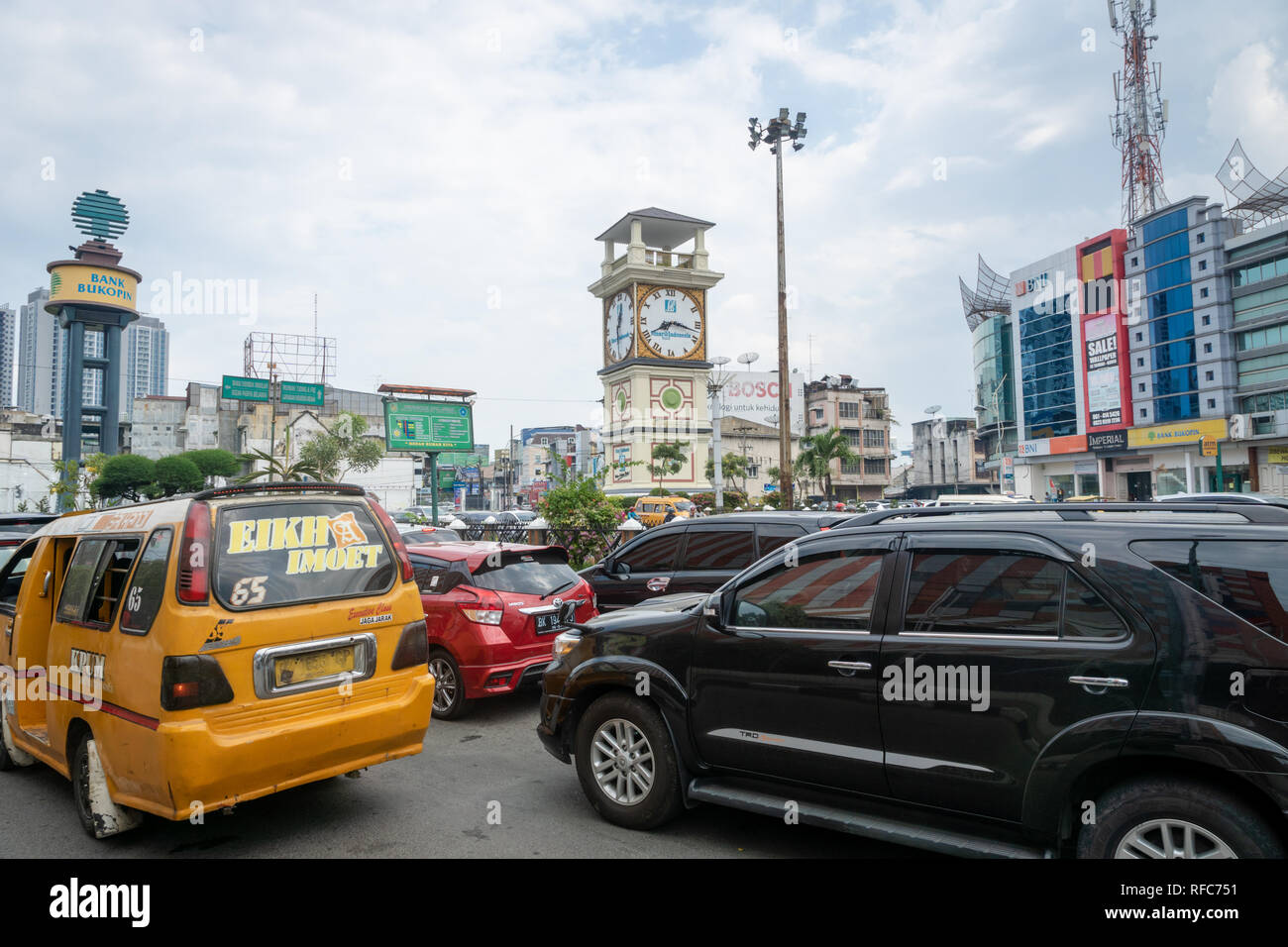 Medan, Indonesien - Januar 2018: Medan Straße und Verkehr in der zentrale Bereich in Medan, Nordsumatra, Indonesien. Stockfoto