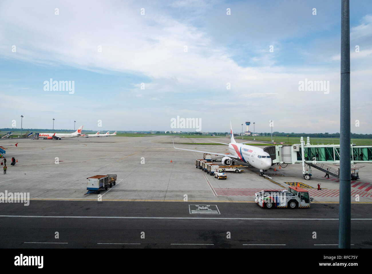 Medan, Indonesien - Januar 2018: Flugzeuge auf der Startbahn des Kualanamu Flughafen Medan, Indonesien. Kualanamu ist der drittgrößte Flughafen in Indonesien. Stockfoto