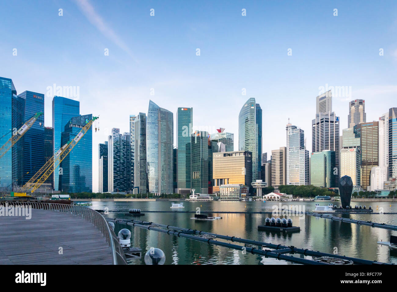 Singapur - Januar 2019: Singapur mit Blick aufs Wasser mit dem Boot auf dem Fluss mit Marina Bay Sands im Hintergrund. Singapur City Center Stockfoto
