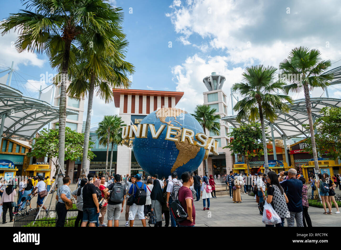 Insel Sentosa, Singapur - Januar 2019: Touristen in den Universal Studios Singapur. Stockfoto