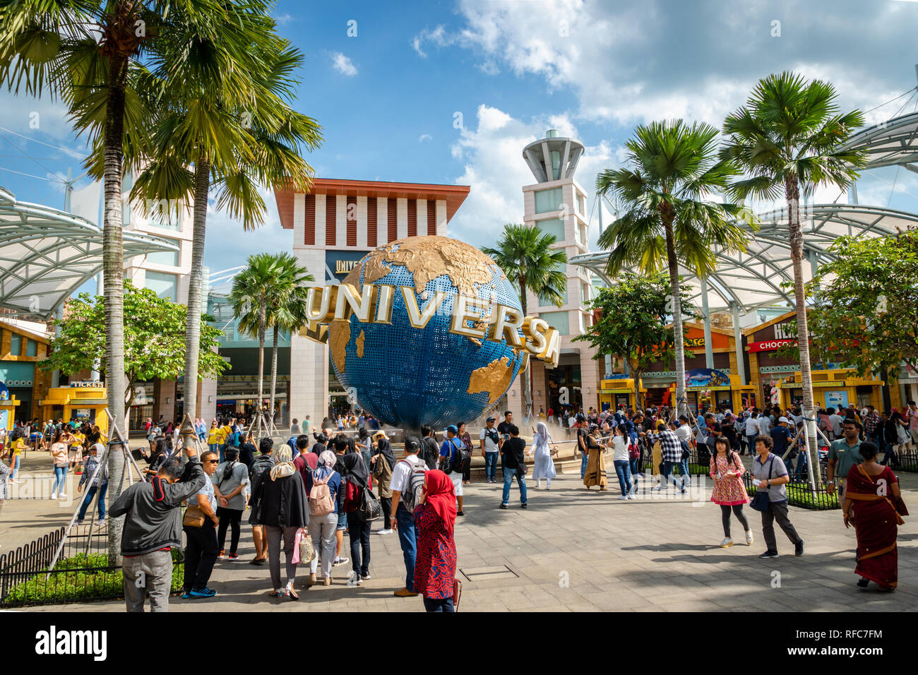 Insel Sentosa, Singapur - Januar 2019: Touristen in den Universal Studios Singapur. Stockfoto