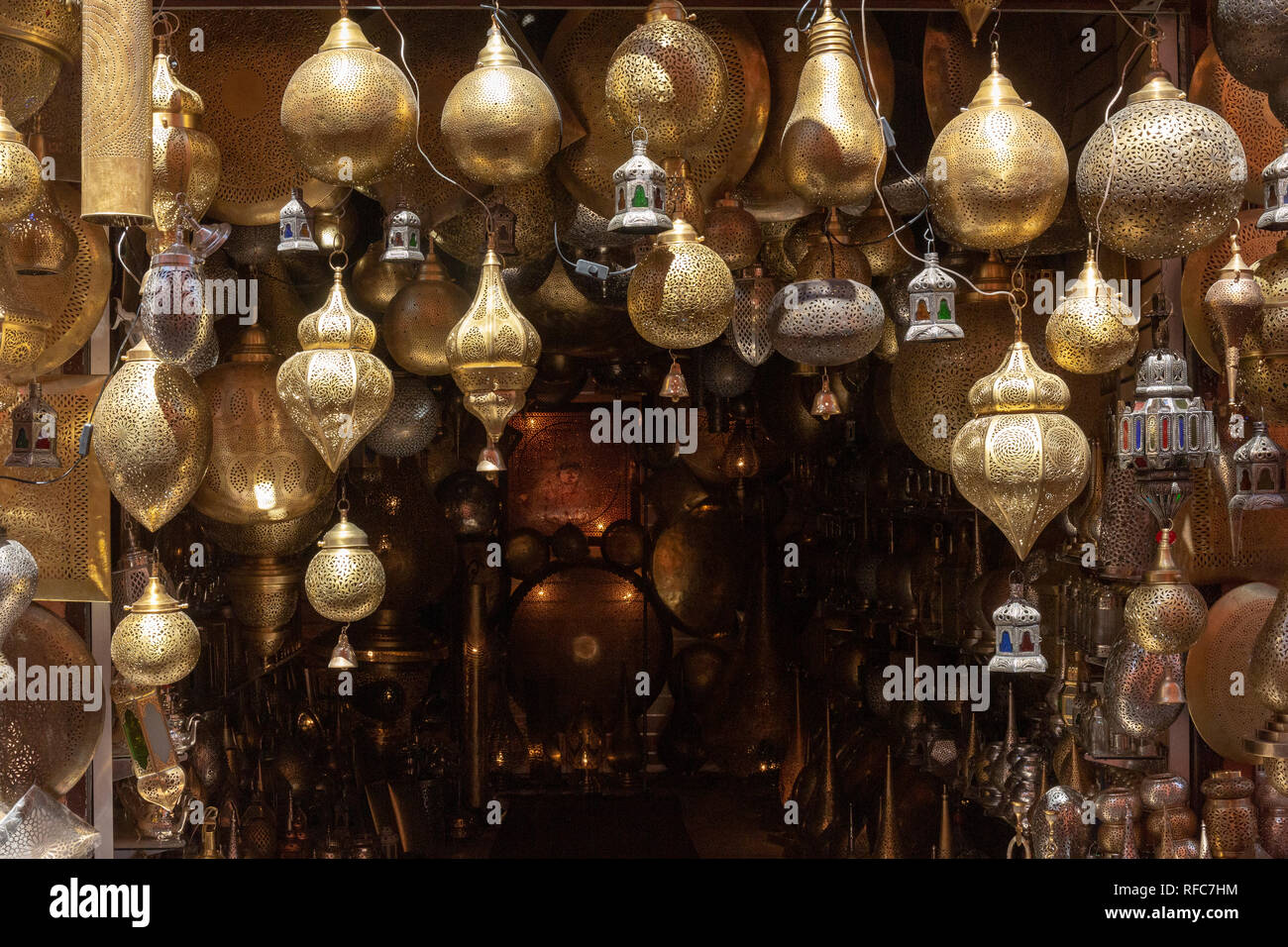 Traditionelle bunte marokkanische Lampen konnte auf dem Markt (Souk) in