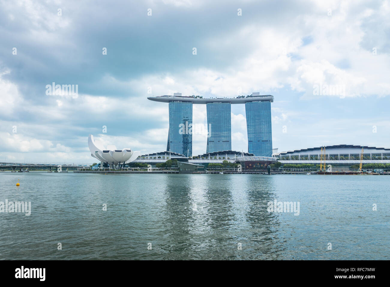 Singapur - Januar 2019: Singapur Wasserfront mit Blick auf Marina Bay Sands im Hintergrund. Singapur City Center ... Stockfoto