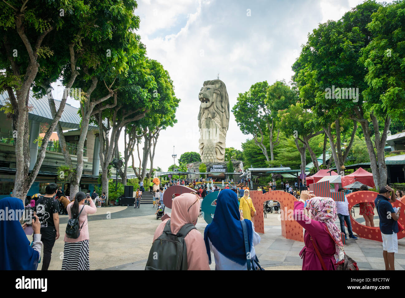 Singapur - Januar 2019: Merlion Statue auf der Insel Sentosa und Touristen in Singapur. Merlion ist das Wahrzeichen von Singapur und Sentosa ist eine beliebte Stockfoto