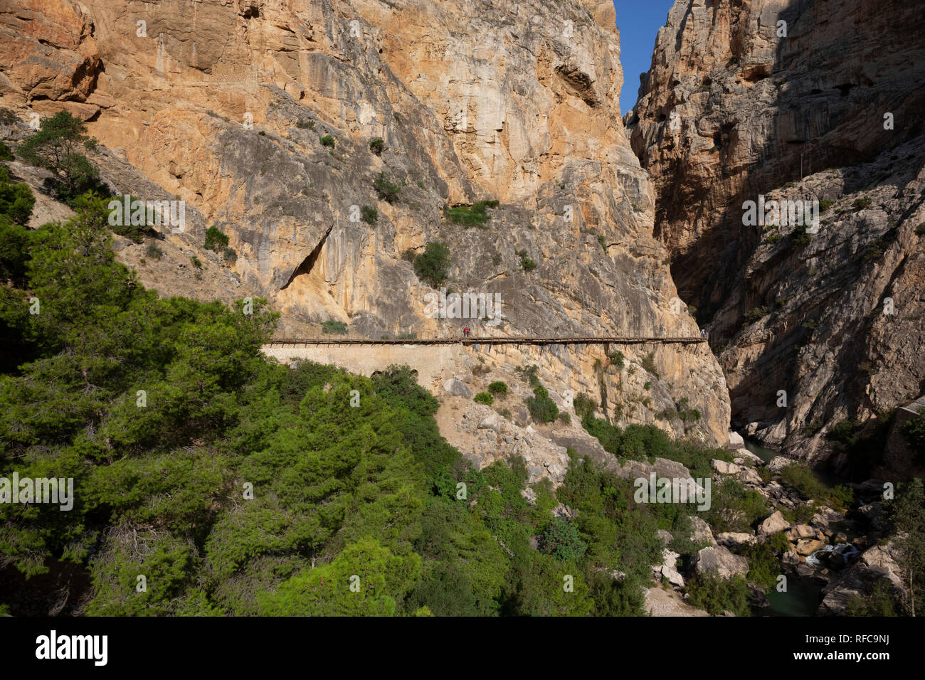 Foothpath 'El Caminito del Rey" (King's Little Pfad), einer der gefährlichsten der Welt mit vielen Touristen, Spanien Stockfoto