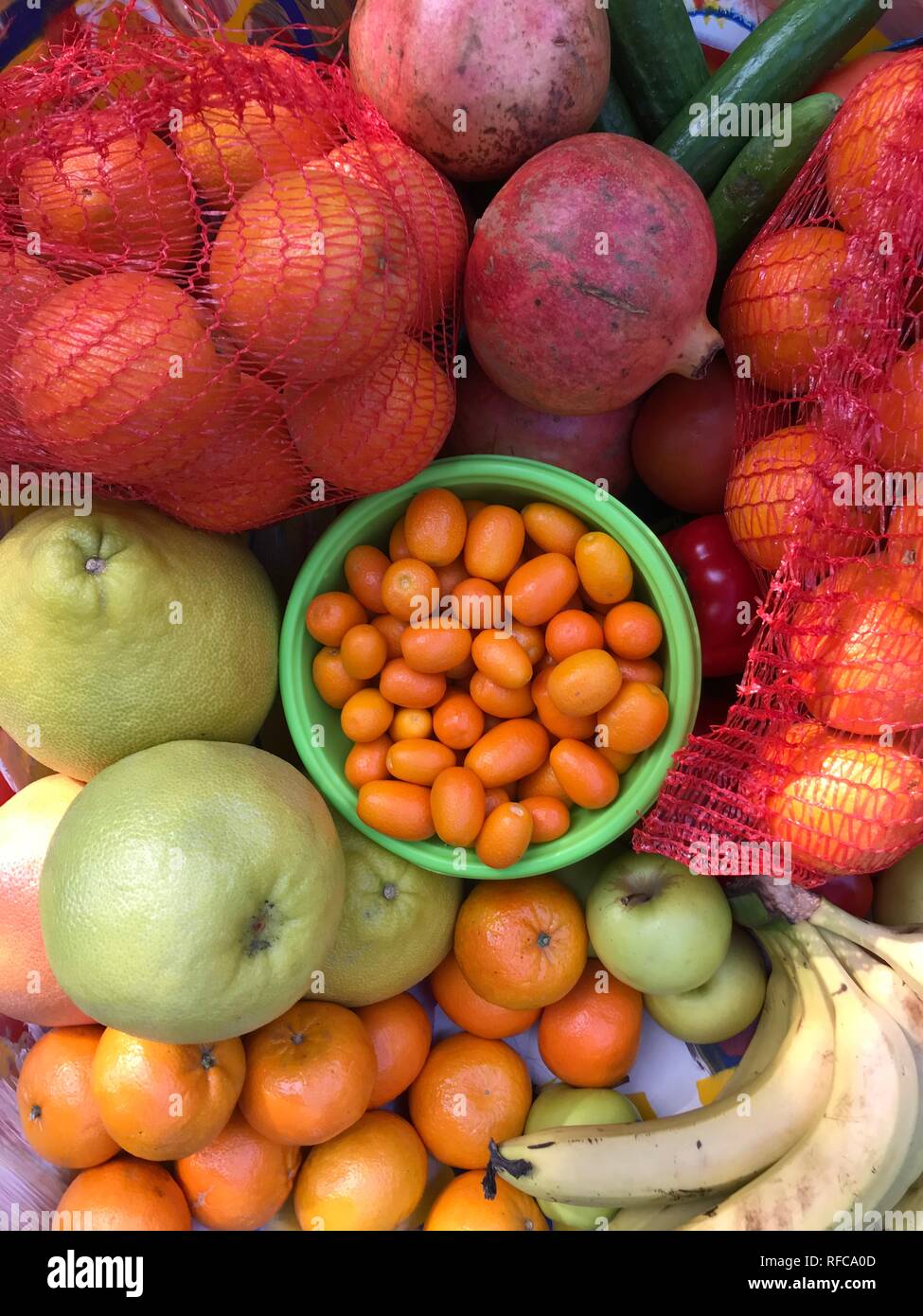 Obst Hintergrund bunte flach Bild von Bananen, Granatäpfel und Zitrusfrüchte. Flach Draufsicht gesund essen Vitamine Konzept. Stockfoto